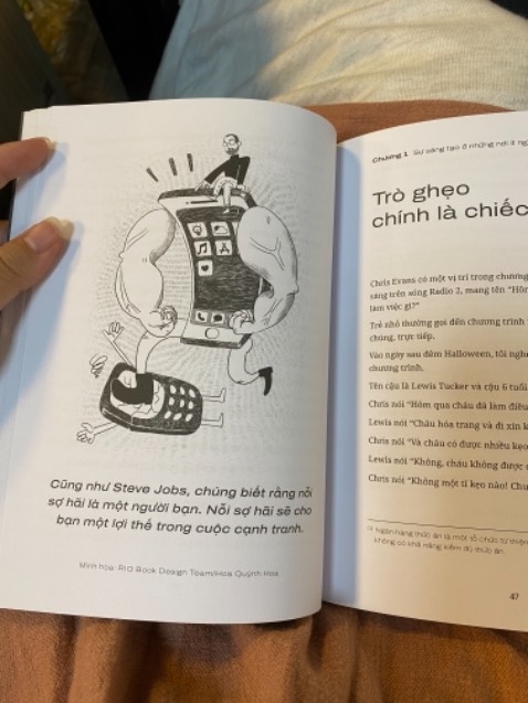 Nội dung sách là những mẩu truyện ngắn về sáng tạo tác giả sưu tầm được, sau đó có một bài học cuối mỗi chuyện. Đọc quyển này thấy mở mang cho mình góc nhìn về sáng tạo và giải quyết vấn đề bằng sáng tạo. Những bài học để lại cho mình những suy nghĩ nhất định. Trước giờ hay đọc sách tư duy tâm lý nặng đô, quay lại đọc quyển này thấy rằng ko phải những phân tích cao suêu mới có thể tác động đến tư duy của mình. Chỉ cần những thứ nhẹ nhàng nhưng có sức nặng ntn thôi là đã biến chuyển nhiều điều trong đầu mình vê tư duy sáng tạo rồi. Sự sáng tạo có mặt ở khắp mọi nơi và ai cũng có khả năng sáng tạo, điều quan trọng là mình phải luyện tập nó hàng ngày, tìm kiếm sự stao trong những thứ nhỏ nhất.
 Chất giấy ok, chữ to, có hình minh họa nên đọc cũng dễ chịu.