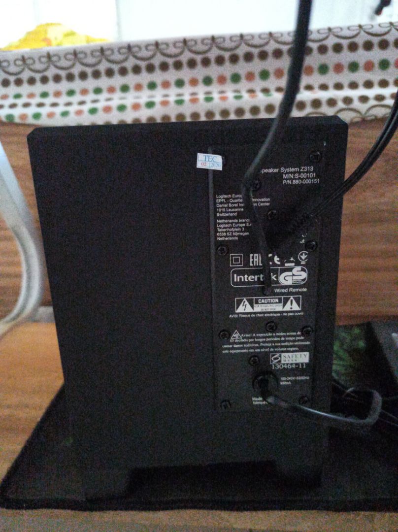 Mình mua loa này với giá 700k hồi giữa tháng.  Sau một thời gian dùng mình có chút nhận xét như sau:
Thiết kế: 2 loa vệ tinh, 1 loa chính, 1 điều khiển có dây. 
Kết nối: chỉ đúng duy nhất jack kết nối AUX 3.5mm, không bluetooth, không usb, không thẻ nhớ
Chất âm: ngoài Bass là ưu điểm ra thì không còn ưu điểm gì nữa vì âm bass lấn hết mọi âm thanh khác..mid, treble gì cực chán. Thế nên nghe nhạc nhẹ, nghe tin tức hay phim gì mà có nhiều thoại thì âm vocal nghe rất nhỏ. Loa này phù hợp nghe nhạc edm, sôi động, phim đánh đấm, cháy nổ kỹ xảo thôi.

Âm lượng: đối với mình là ổn, khá to nhưng chỉ to khi dùng với máy tính. Còn kết nối với điện thoại thì âm lượng siêu nhỏ (vì loa này công suất lớn nên điện thoại không đủ lực để tải âm thanh)

Sau nửa tháng dùng liên tục thì tai mình cũng thích ứng được với loa, thế nên giờ cũng ráng dùng.

Tổng điểm: 6/10 cho tổng thể

Các bạn nên cân nhắc khi mua loa này, theo mình nghĩ thì vẫn còn nhiều loại loa có chất âm tốt hơn trong phân khúc giá này.