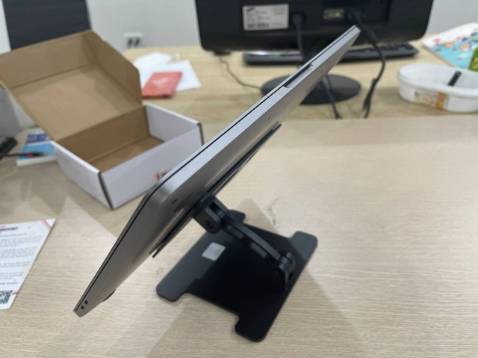 - Giao hàng nhanh 2h của Tiki không làm khách hàng thất vọng - Giá đỡ cứng cáp, chắn chắn. Hơi to nên phù hợp với để 1 chỗ chứ không cần di chuyển được. Hệ thống giá có thể nâng lên hạ xuống được nhưng giá như có thể điều chỉnh được cả phần giá đỡ để phù hợp với mắt người dùng thì OK hơn.