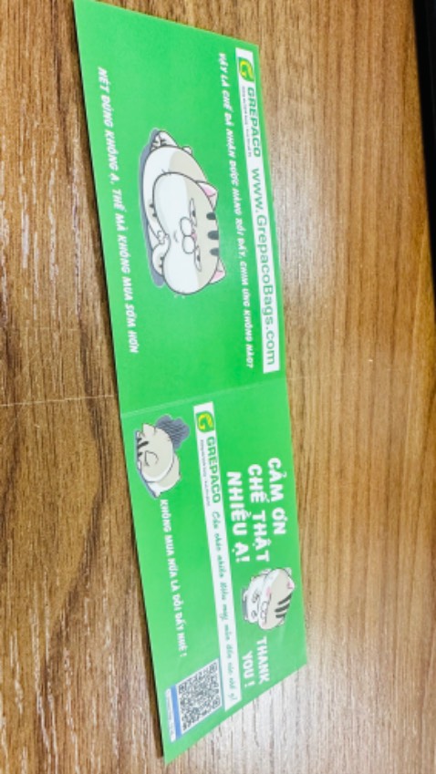 Túi mang cơm tưởng cái vali
Thêm cả card nữa. Không chịu nổi với shop