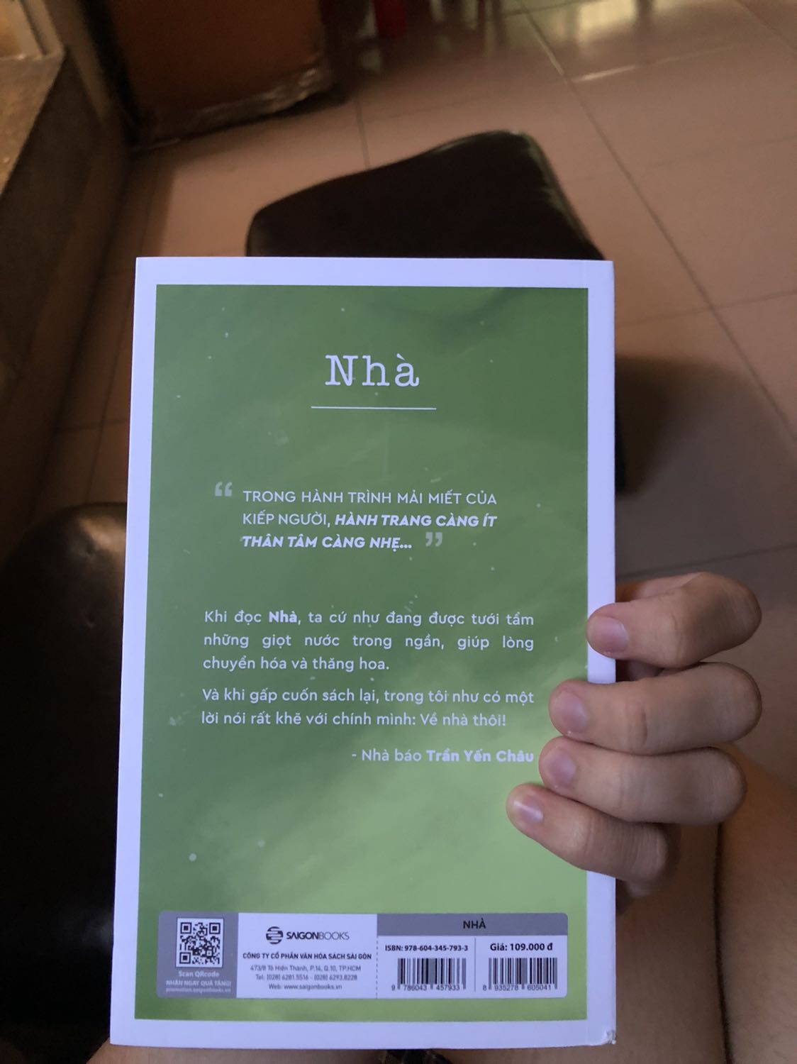 Đợt 6/6 ship hàng khá oke. Không bị dán đằng sau bìa sách, quá ưng. Còn nội dung sách thì mình chưa đọc, cái này thì mỗi ng tự cảm nhận :))) Tiki chỉ là trung gian bán th chứ không phải nhà sản xuất.