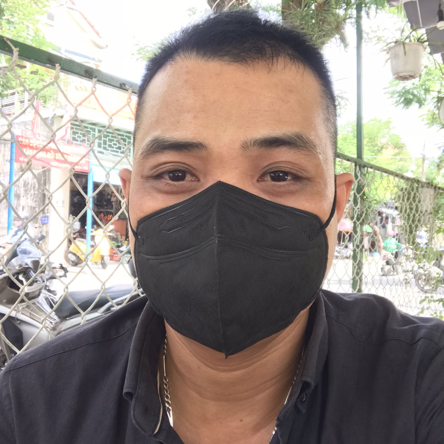 Khẩu trang mang kín không gây đau tai, có móc khoá dây giúp khẩu trang cố định tốt hơn