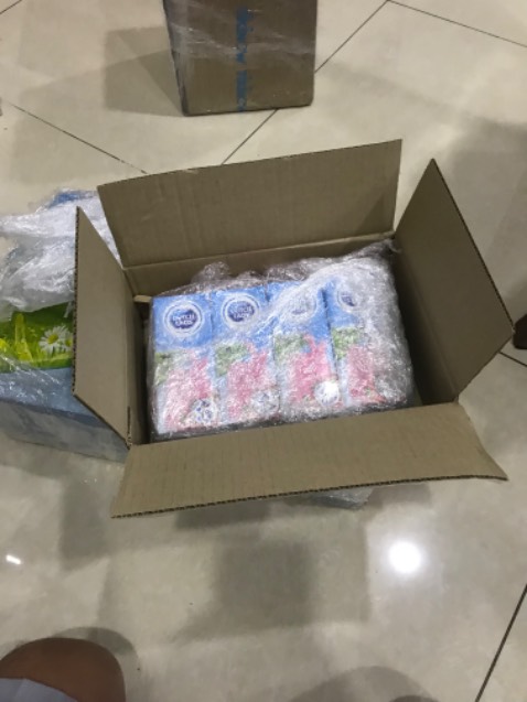 Tiki trading, giao hàng nhanh, đóng gói chắc chắn nhưng lại quá lạm dụng màng có, quấn quá nhiều màng co, làm khách hàng mở rất khó và gây ảnh hưởng môi trường, cái này có một số khách hàng đã phản ánh rất nhiều rồi mà Tiki vẫn coi thường khách hàng không thay đổi, mình luôn xếp cafe highland và Tiki là 2 ông nội bán hàng gây ô nhiễm môi trường nhất, nếu về lâu về dài Tiki không đưa ra chính sách thay đổi hành vi này thì gia đình nhà mình sẽ dần tẩy chay Tiki vì giờ ***, Vinmart ngay trước nhà, đi bộ mấy bữa là ra, không phải mình ông Tiki 1 mình 1 chợ mà ông lại coi thường khách hàng đến vậy, qua đây mình kêu gọi mọi người cùng chung tay lên án những kiểu bán hàng mà bất chấp gây ô nhiễm môi trường để bắt Tiki phải thay đổi hanh vi cùng chung tay bảo vệ môi trường nhé MN