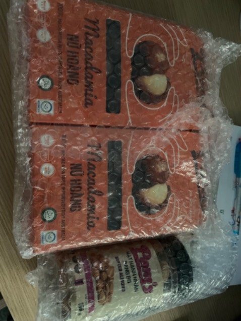 Sao giao hàng không giống đơn đặt hàng vậy shop ơi. Nếu không còn hàng khuyến mãi thì nên xoá chứ.