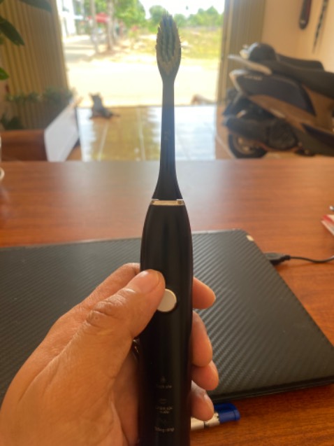 Đầu bàn chải theo máy (đáy có số 2) và đầu bàn chải mua tike (đáy có số 8). 
Lắp bàn chảo mới này thấy không khít vô. Vẫn còn trống một khoảng. 
Lỗ để nhét phía thân vào có vẻ nhỏ và nông hơn, nên ko xuống hết được
( 2 ảnh đầu là bàn chải cũ của mình, 2 hình sau là bàn chải mới đặt)