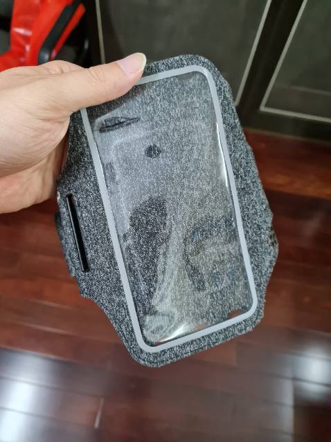 Băng dán tay rất chắc, độ nhạy cảm ứng vừa phải, cần dùng lực nhẹ 1 xíu nhưng nó ko đến mức khó chịu. bao này dùng được cho máy với màn hình 6.7", nhưng nó ko cover đc hết đâu, mình dùng Samsung note 20 sẽ bị khuất khúc camera trước nhé, còn lại mình thấy ok.