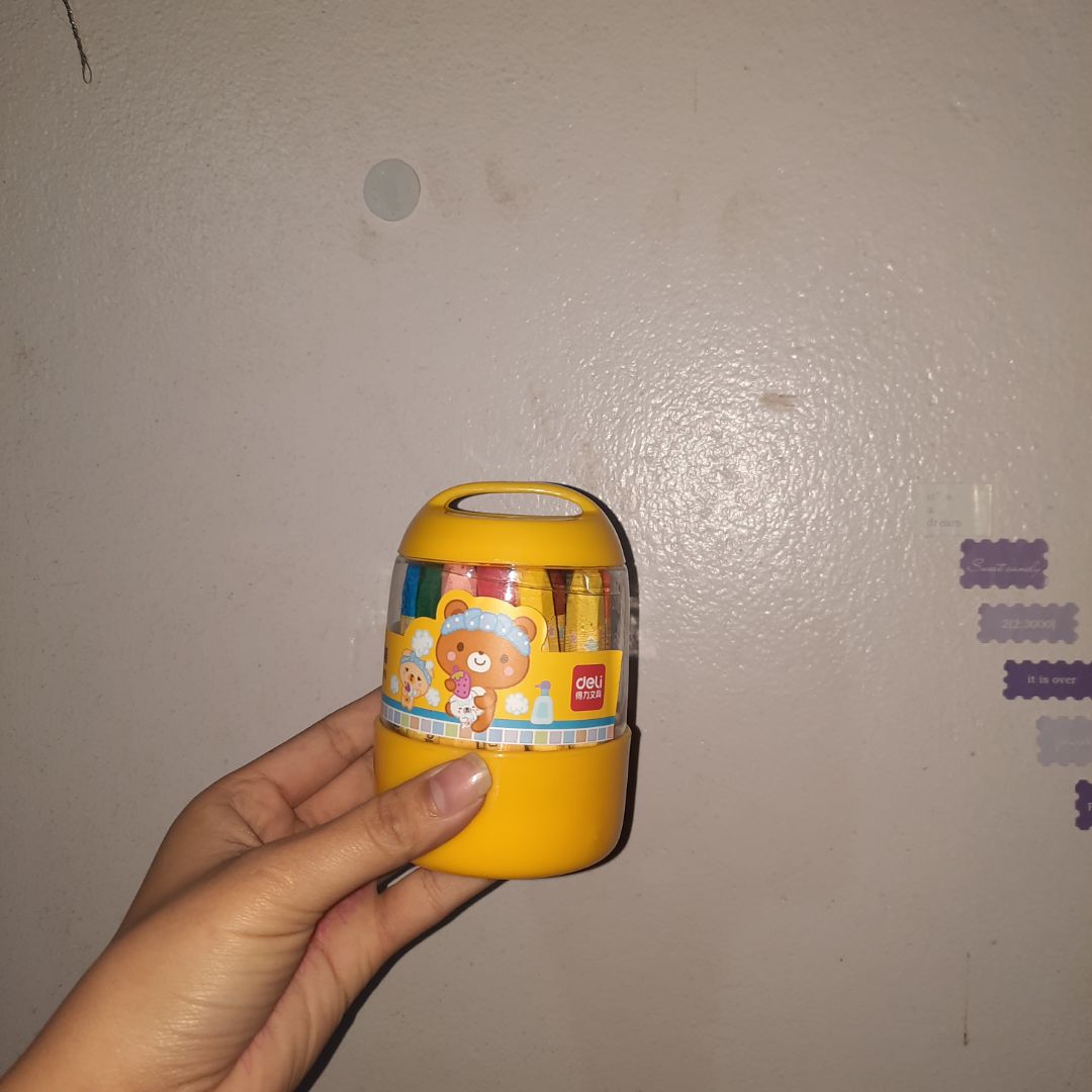 Lần đầu mua màu sáp như này, mình thấy màu sáp này hơi cứng so với mấy màu khác. Nhưng mình cũng kh dùng nên chưa đánh giá kĩ được, mình mua làm quà sinh nhật thui