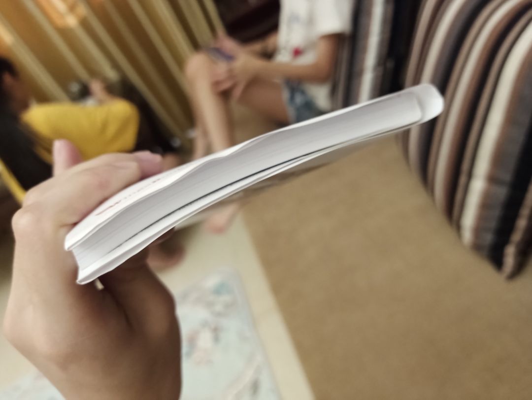 quyển này phải nói là tiki quá cẩu thả, còn không thèm bọc hàng, để khi vận chuyển về hàng như này. Không muốn phải khó tính j, nhưng dạo này gần như lần nào mình mua cũng có một món có vấn đề. Xin làm ơn, đã mua hàng, trả tiền, thì làm việc cũng xin có tâm chút. Ít lần thì không nói, nhưng nhiều lần thì người mua ko muốn cũng phải nói.