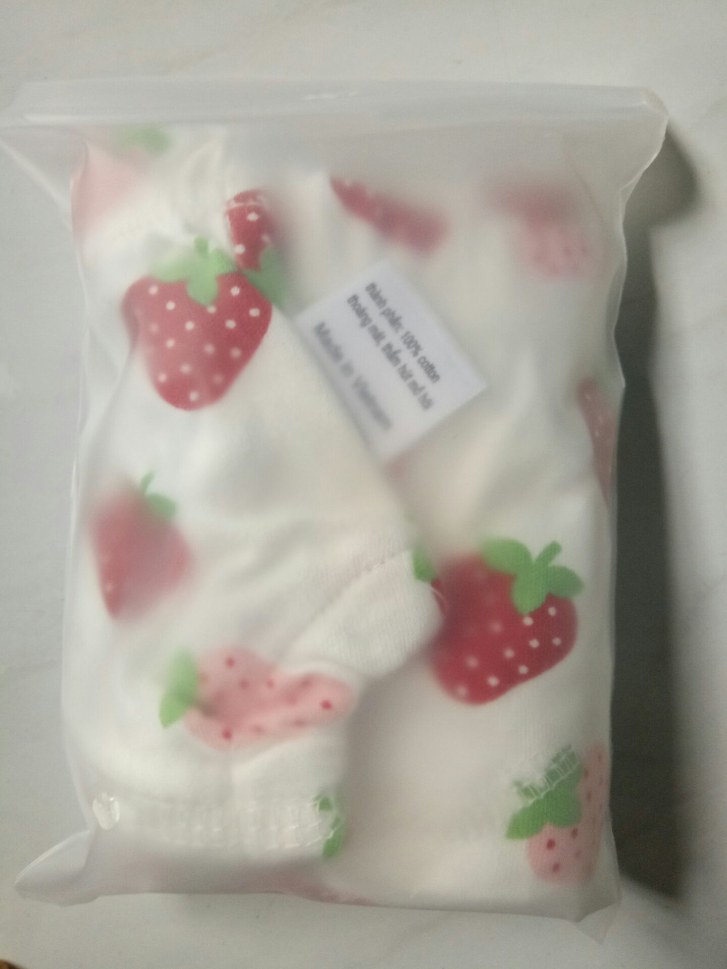 quần thấy chất liệu đẹp.  nhưng đặt cho bé trai mà giao màu Hồng trái dâu thì làm Sao bận đây?