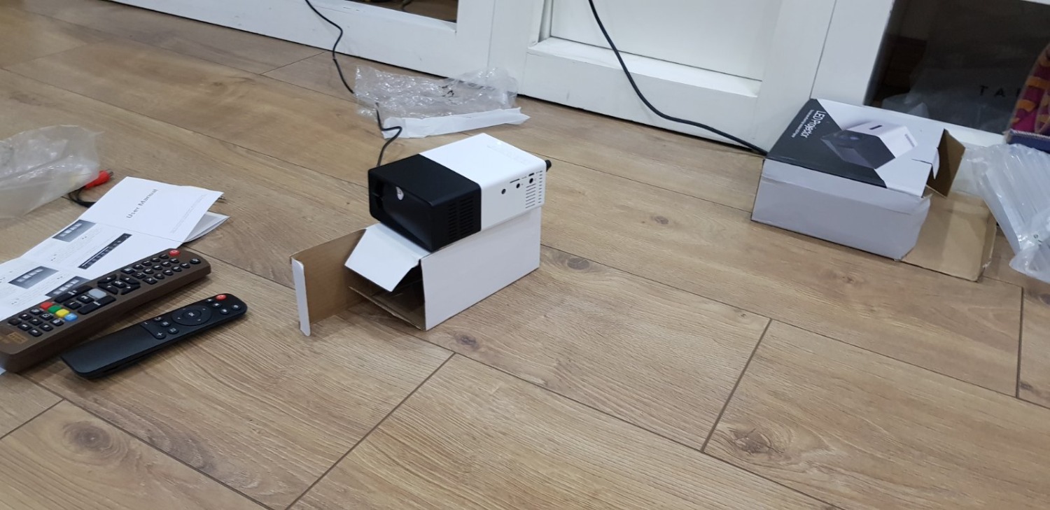 Mờ và không nhận cổng HDMI, chưa thử các cổng khác nhưng không hi vọng mấy.
Tiki rất nhiệt tình cho đổi sản phẩm khác nhưng không tốt hơn.