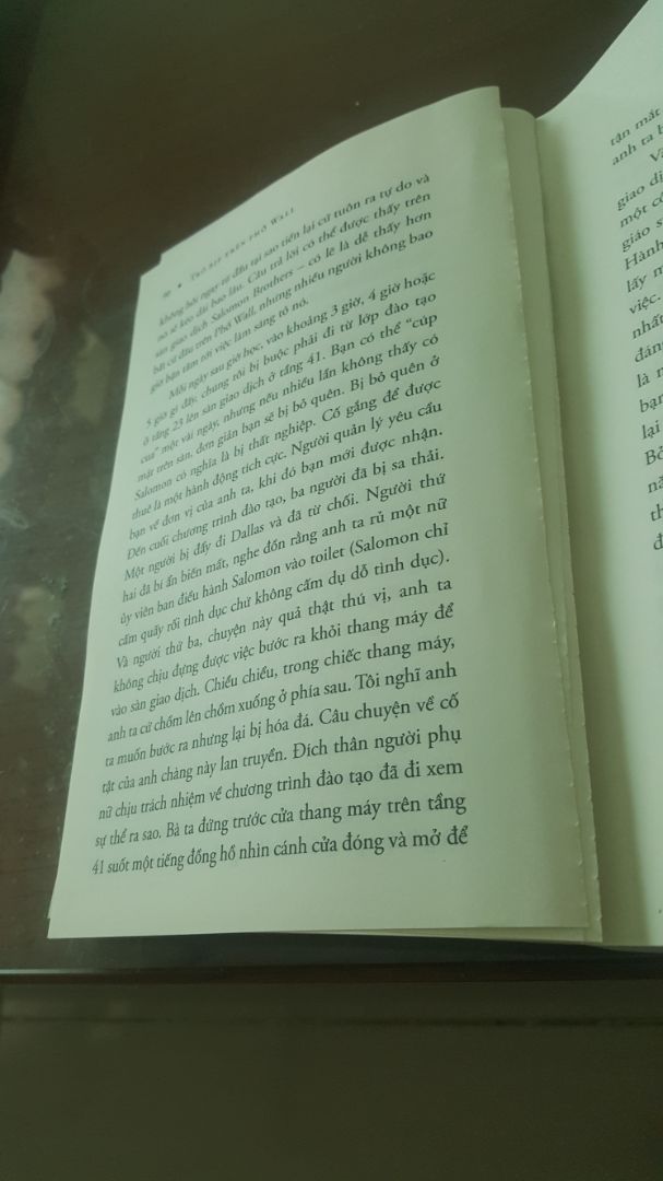 Chất lượng đóng gáy sách rất kém. Dễ bong tróc khi lật từng trang