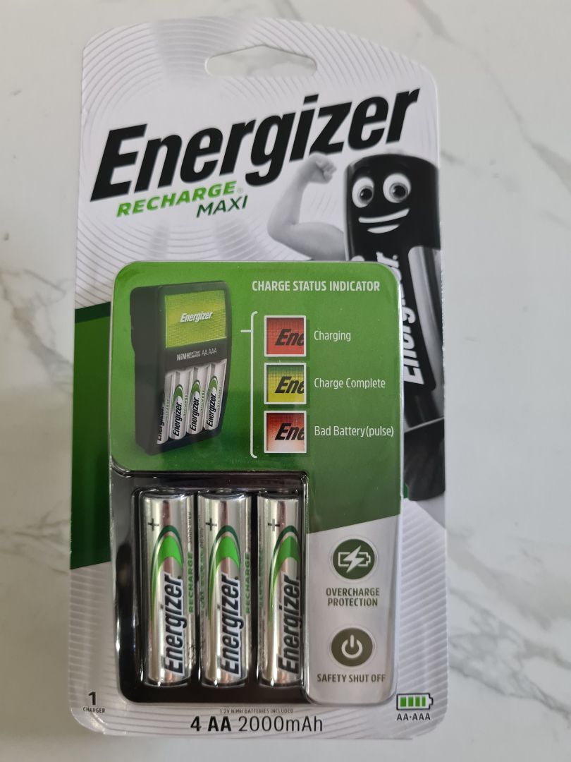 Củ sạc Made in China, Pin Made in Japan, 2000 mAh/ mỗi viên. Sạc đi kèm 4 Pin AA. Có đế con tích hợp bên trong để sạc cả pin nhỏ hơn là AAA.
Tháo ra sạc khoảng 5 tiếng thì đầy. Pin dùng được lâu, tùy thuộc vào mục đích dùng ít hay nhiều.
Có Đèn báo đang sạc, pin đã đầy và báo cả Pin chay hoặc hư nữa.
Nói chung là rất tốt.