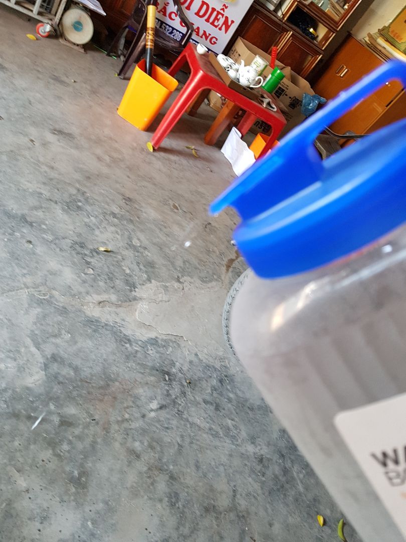 giao hàng nhanh, bình rất to. nắp ko đc khít, hơi nghiêng thì rò nước. nếu để ko cẩn thận bị đổ bình thì nước rò hết