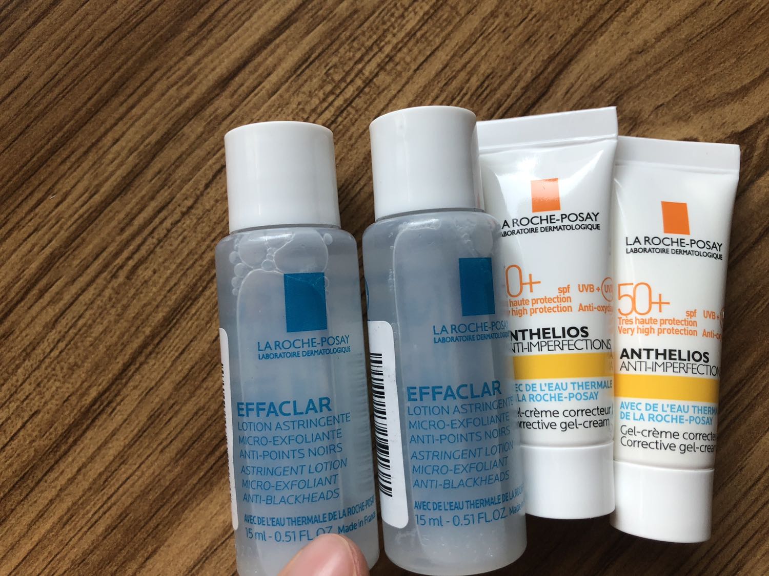 Do dịch nên giao hàng lâu. M đặt mua 7/9 hôm nay 27/9 mới nhận được hàng.
Anh shipper dễ thương
Hàng đóng gói k kỹ như mấy bạn trước review, nắp của chai xịt khoáng bị xé mất niêm phong.
Lần đầu tiên mua hàng tiki, LRP hơi thất vọng xíu.
M lần đầu mua LRP nên hok biết có phải hàng chính hãng hok nữa.