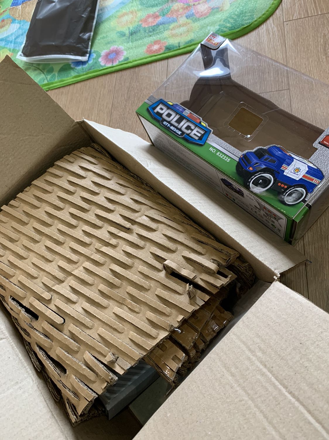 Giao hàng nhanh, đóng gói cẩn thận, chất liệu nhựa và hoàn thiện sản phẩm rất ok, bé nhà mình thấy mê và ôm luôn, cảm ơn shop