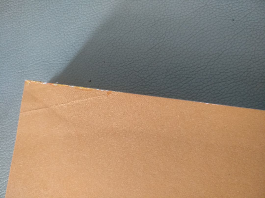 Hộp bị lủng một lỗ nhỏ, không ảnh hưởng đến sách. Có chỗ giấy dán bìa không được đẹp lắm. Còn lại vẫn OK. Cuốn này nội dung rất đáng mua nha.