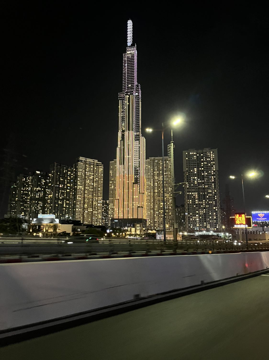 giường khá đẹp nhưng lưu ý phải sử dụng nệm dày nhé vì thanh giường khá thưa giường khá đẹp nhưng lưu ý phải sử dụng nệm dày nhé vì thanh giường khá thưa