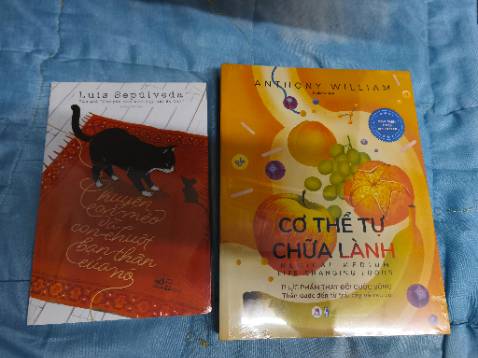 Lúc nhận hàng thấy hộp móp méo quá trời, mà khui ra thì sách ko có sao hết, có bọc ni lông nữa nên sách cũng ko có bị dơ.
Nội dung thì mình chưa đọc nhưng nà với độ nổi tiếng của tác giả thì mình nghĩ là okela lắm