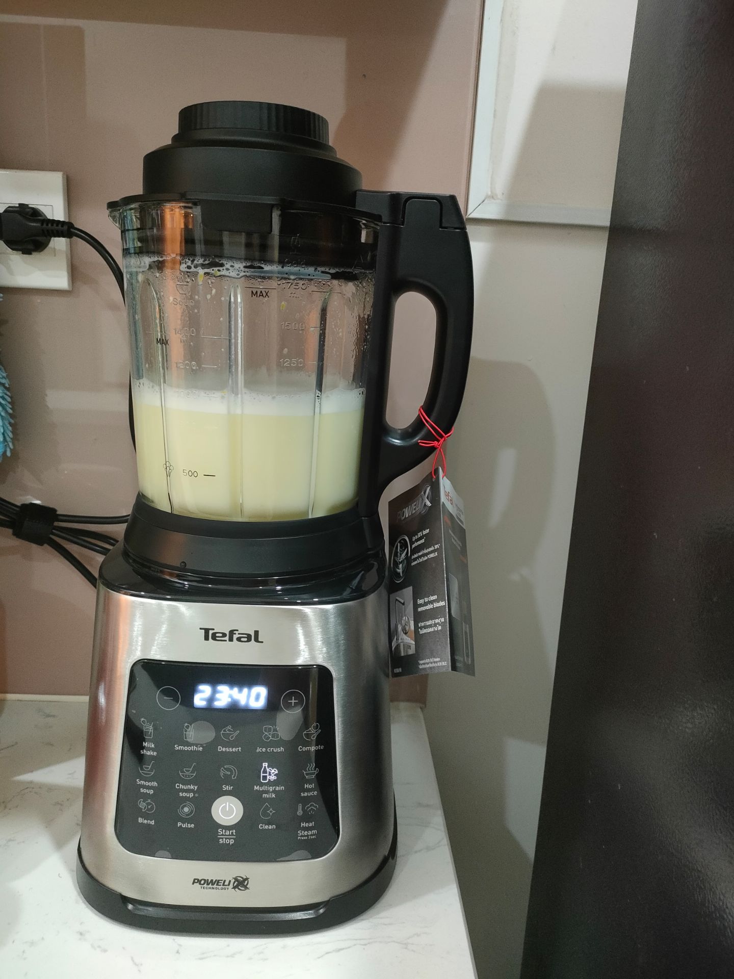 Máy chắc chắn, nhìn đẹp sang lắm. Thủy tinh chịu nhiệt và xay được đá nên cũng khá nặng tay khi rửa.
Xay sữa mịn không cần lọc lại. 30ph là có sữa hạt uống ngon lành.
Chức năng nấu soup ổn áp phết với nhà có bé nhỏ. Rất tiện lợi cho bữa sáng của bé.
Lúc đầu cũng phân vân nhiều hãng. nhưng cuối cùng chọn Tefal vì uy tín thương hiệu và quả không lầm. Mọi người nên mua nhé!
