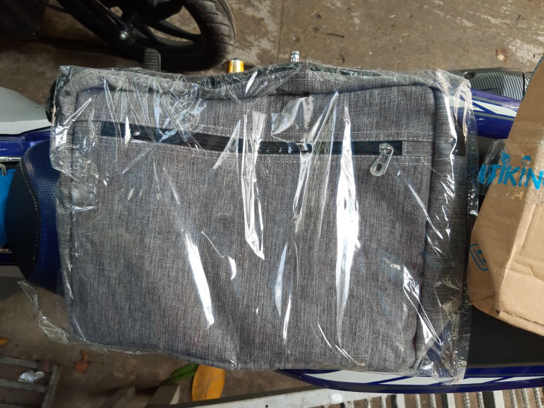 có điều hơi to hơn trong hình, cái này ko chỉ để cuốn tập mà để luôn cái laptop cũng đc... hàng tốt giao đúng ngày ok ổn