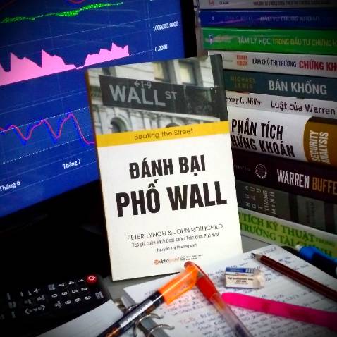 Mình chọn mua Đánh Bại Phố Wall vì nó là quyển thứ 2 được Peter Lynch viết, năm 1993, tức là 4 năm sau khi viết Trên Đỉnh Phố Wall. Suy nghĩ của mình là: sau 4 năm thì chắc hẳn ông sẽ có nhiều điều để chia sẻ hơn!

Nội dung của Đánh Bại Phố Wall đem đến một cái nhìn tổng quan về quá trình đầu tư chứng khoán đã được tác giả tích lũy trong nhiều năm làm việc. Ông so sánh những cách đầu tư chứng khoán của chính mình trong nhiều năm để tìm ra được những công thức và phương pháp hiệu quả nhất, và phân tích thói quen chọn cổ phiếu của mình một cách chi tiết nhất có thể.

Peter Lynch không đưa ra một công thức chính xác nào ở Đánh Bại Phố Wall!

Sẽ không có một dấu hiệu rõ ràng nào báo cho bạn biết là đã chọn đúng cổ phiếu, và cho dù nắm rõ một công ty đến đâu, bạn cũng không bao giờ có thể chắc chắn được liệu đầu tư vào đó có đem lại lợi nhuận hay không, nhưng nếu biết rõ những yếu tố nào giúp cho một công ty làm ăn có lãi hoặc không có lãi, bạn có thể cải thiện chiến lược đầu tư của mình. Rất nhiều yếu tố trong số đó được trình bày trong cuốn sách này.

Điểm đáng giá nhất của Đánh Bại Phố Wall chính là bộ 21 quy tắc đầu tư của tác giả, những quy tắc được ông rút ra từ những năm tháng làm việc thực tế của mình. Và theo ông thì bộ quy tắc vàng này chính là vũ khí giúp ông chưa từng biết đến thua lỗ là gì trong sự nghiệp đầu tư của mình. Những lời khuyên đơn giản, dễ nhớ, dễ học và cũng vô cùng hiệu quả trong lĩnh vực đầu tư chứng khoán.