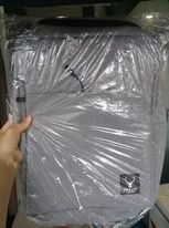 Sản phẩm như mô tả, đựng vừa laptop 15.6 in, có thêm các ngăn nhỏ tiện dụng.  Khóa kéo chắc chắn.
Đóng gói sản phẩm chắc chắn và đẹp. Giao hàng nhanh ( đặt hàng hôm 27/9 mà 1/10 đã giao dù trong mùa dịch)
Tuy nhiên ngăn đựng nước bên hông hơi chật, nhưng với những ưu điểm trên mình cho 5 sao^^