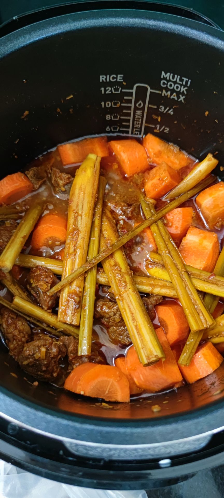 Nồi mua giá hơn 1.4tr, còn đc tặng quánh chống dính của Tefal.
nồi này giá rẻ, chức năng tốt, phù hợp với như cầu nấu nướng của mình, nình xương, kho cá, nấu cháo, bò kho... đều rất ngon. Lúc trước mình xài nồi cơ, sử dụng trên bếp gas, phải canh thời gian để tắt, nay chỉ cần nhấn nút rồi đi làm việc khác
Khuyết điểm: lòng nồi quả thật mỏng như review của mọi người, lúc đầu mình nghĩ mỏng cũng đc, cho dễ rửa, nhưng cầm lòng nồi trong tay mình cảm giác nó mỏng manh, dễ móp méo, lúc rửa phải hết sức nâng niu để k rớt và trầy lớp chống dính của nồi.
Tóm lại, với giá này mình cảm thấy cực kì hài lòng với chiếc nồi này, và đã giới thiệu bạn mình mua thêm 1 chiếc.