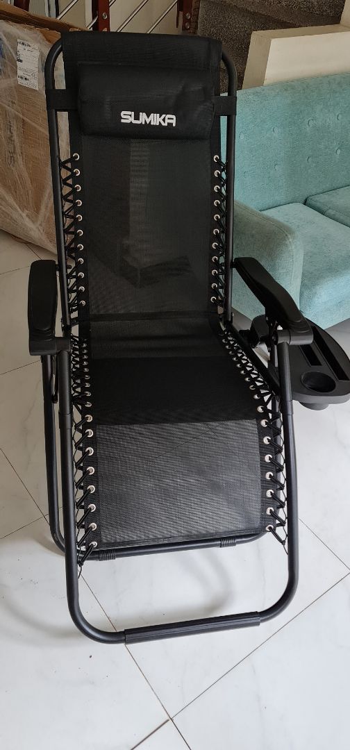 Đây là một trong hai sản phẩm mua tặng mẹ dịp 20/10 và có áp dụng mã giảm giá, khá là hài lòng về sản phẩm. 
- bộ sản phẩm bao gồm: ghế, tựa đầu, hướng dẫn sử dụng, phiếu bảo hành cùng khay nhựa để đồ. (tuy nhiên khay này chỉ là phụ kiện rời gắn ngoài với ghế, không phải là bộ phận được liên kết bởi vít ốc hay liên kết nào khác. do vậy khi bung ghế ra là có thể gắn vào như hình, còn khi gập ghế lại thì sẽ là bỏ ra)
- bộ lẫy trượt để điều chỉnh phần lưng ghế trơn, nhậy, dễ sử dụng, có thể nghe được tiếng trượt rất êm khi thao tác, ko bị khựng hay kẹt dính và khi đã kéo 02 lẫy khóa lên để giữ cố định thì chắc chắn, ko lo ngại bị trượt hay ghế ko thể giữ được nguyên vị trí như bạn mong muốn. ( bạn có thể tham khảo thêm video của hãng để hiểu cơ chế điều chỉnh này)
- chất lượng hoàn thiện các chi tiết cũng tốt, phần dây đai dây dù co giãn tốt, châc chắn, giữ phần thảm cói để nằm/ngồi êm, căng, ko có bị võng hay trùng xuống. các đai luồn dây được may cũng chắc chắn và đẹp, mức độ hoàn thiện mình đánh giá cao. lớp sơn đen sần của bộ khung sắt bóng đẹp, vị trí đinh vít khoan bắt chắc chắn, mối nối hàn được xử lý cũng gọn, ko để lại các cạnh sắc nhọn nào nên ko lo vấn đề dễ bị tổn thương tay chân nếu lỡ vô ý đụng phải. 
-phần chân đế của bộ khung ghế, tiếp xúc với mặt sàn có thông qua 4 lớp bọc nhựa,đảm bảo khung sắt cách mặt sàn ~ 2mm, như vậy ko lo lắng việc ghế có thể làm trầy xước mặt sàn. 
ừm, một vài nhận xét như vậy. 
cảm ơn đã đọc.