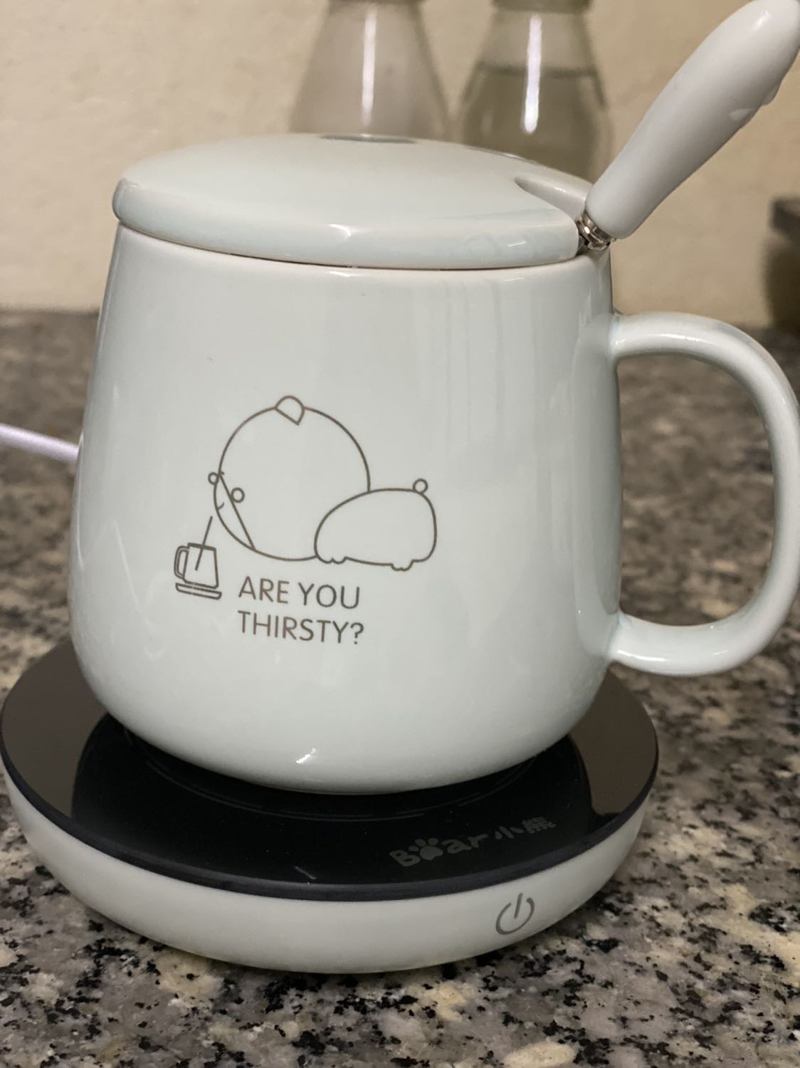 Giao hàng nhanh, đóng gói cẩn thận.
Anh shipper rất thân thiện.
Hâm nóng đồ uống rất tốt, đúng như theo quảng cáo: sẽ mất từ 15-20’ để làm nóng nước từ nhiệt độ thường. 
Mặt đế dễ vệ sinh khi bị bẩn hoặc ướt.
Sản phẩm cực kỳ tiện lợi và phù hợp cho các bạn thích nhâm nhi 1 ly trà hay cà phê luôn ấm