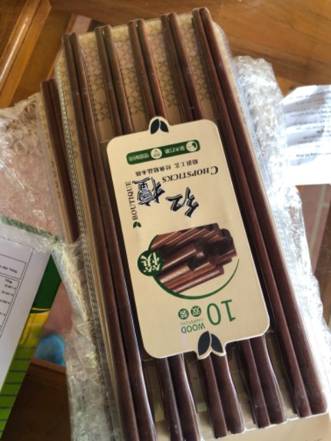 Đũa đẹp ko bị mùi khi mơi dùng đóng gói cẩn thận