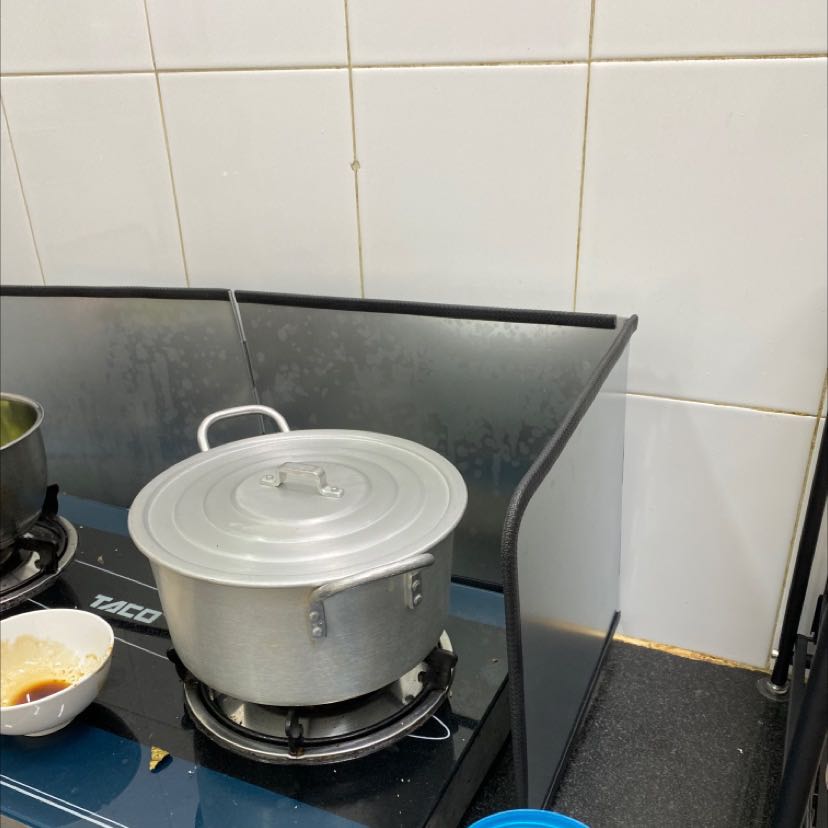 Nên để lưu ý là dùng cho bếp âm. Bếp bình thường dùng bị thấp quá nên vẫn bắn dầu mỡ ra ngoài.