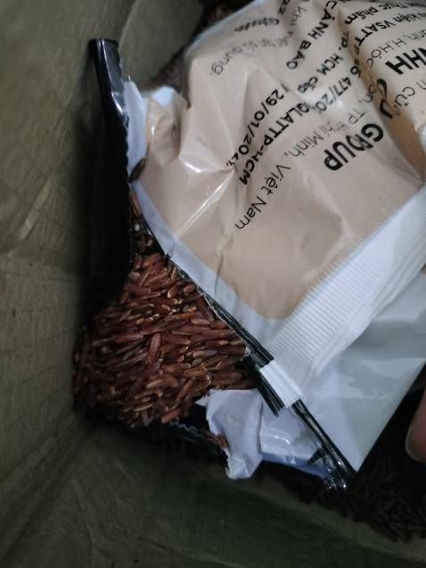 Đóng gói hàng rất kém, mình mua hàng nhiều lần trên Tiki rồi, lần nào cũng đóng hàng xộc xệch, từ quyển sách móp góc, tới nước giặt cũng không bọc xốp. Và lần này là gạo, nhận hàng gạo bục ra, rơi hết ra ngoài, mất công dọn dẹp. Hàng dễ vỡ nhưng thùng hàng ko có nổi miếng bìa chèn vào cho chặt chẽ, ko có nổi 1 miếng xốp lót. Và đỉnh cao là bên bán cũng ko có hướng xử lý thoả đáng cho khách, chỉ xin lỗi. Tiki đổi trả hàng thủ tục lằng nhằng, mất thời gian, cskh của Tiki nói chuyện như cãi nhau với khách. Chưa bao giờ mua hàng onl mà đánh giá 1 sao và bực mình  như  này