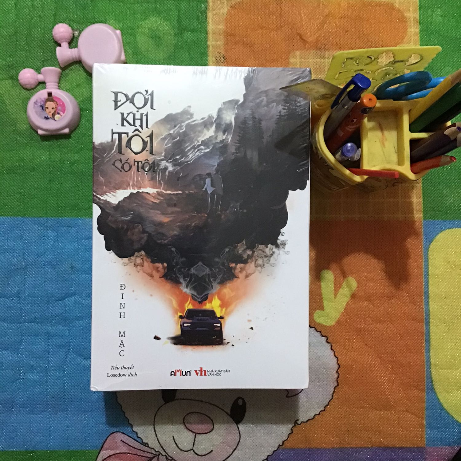 Sách mới,giá sale 27/3 cộng thêm áp mã nữa cũng giảm cỡ 50%. Sách để hơi bụi một tí nhưng lau đi là sạch. Nội dung hay,lôi cuốn,đáng mua. Giao hàng siêu nhanh ! Hơi móp một chút. Lưu ý là box bên ngoài bọc thực tế chỉ là bìa áo bọc 3 tập với nhau chứ k phải box cứng.