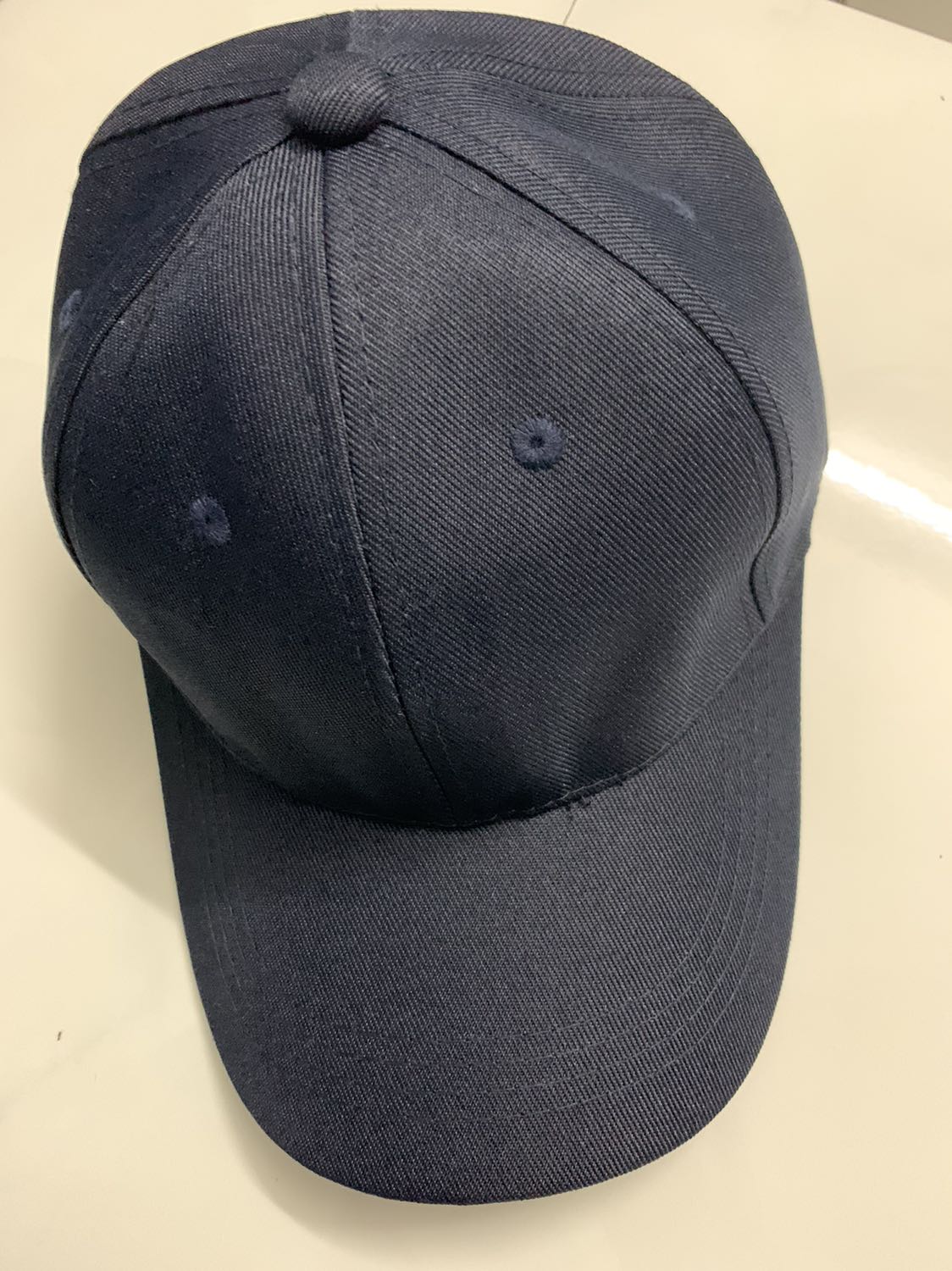 Nón có chất liệu vải bình thường, phù hợp với giá tiền, phía sau là miếng dán sẽ k bền. Nhưng với số tiền mình bỏ ra là tương xứng, không mong hơn.