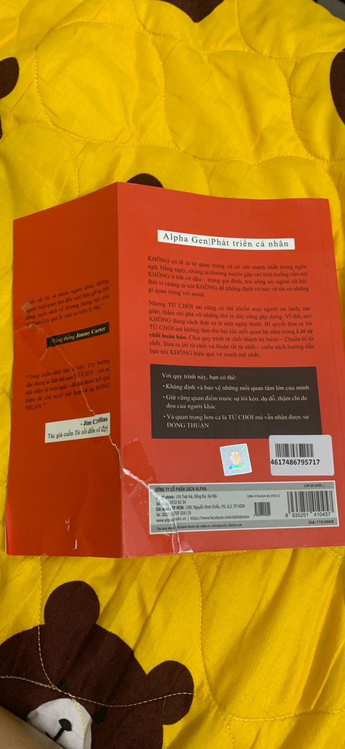 Mình mua 2 quyển, hôm bữa giờ đọc quyển kia, hôm nay mới lấy quyển này ra đọc mới phát hiện bìa bị rách, dán băng keo tùm lum. Buồn quá buồn!