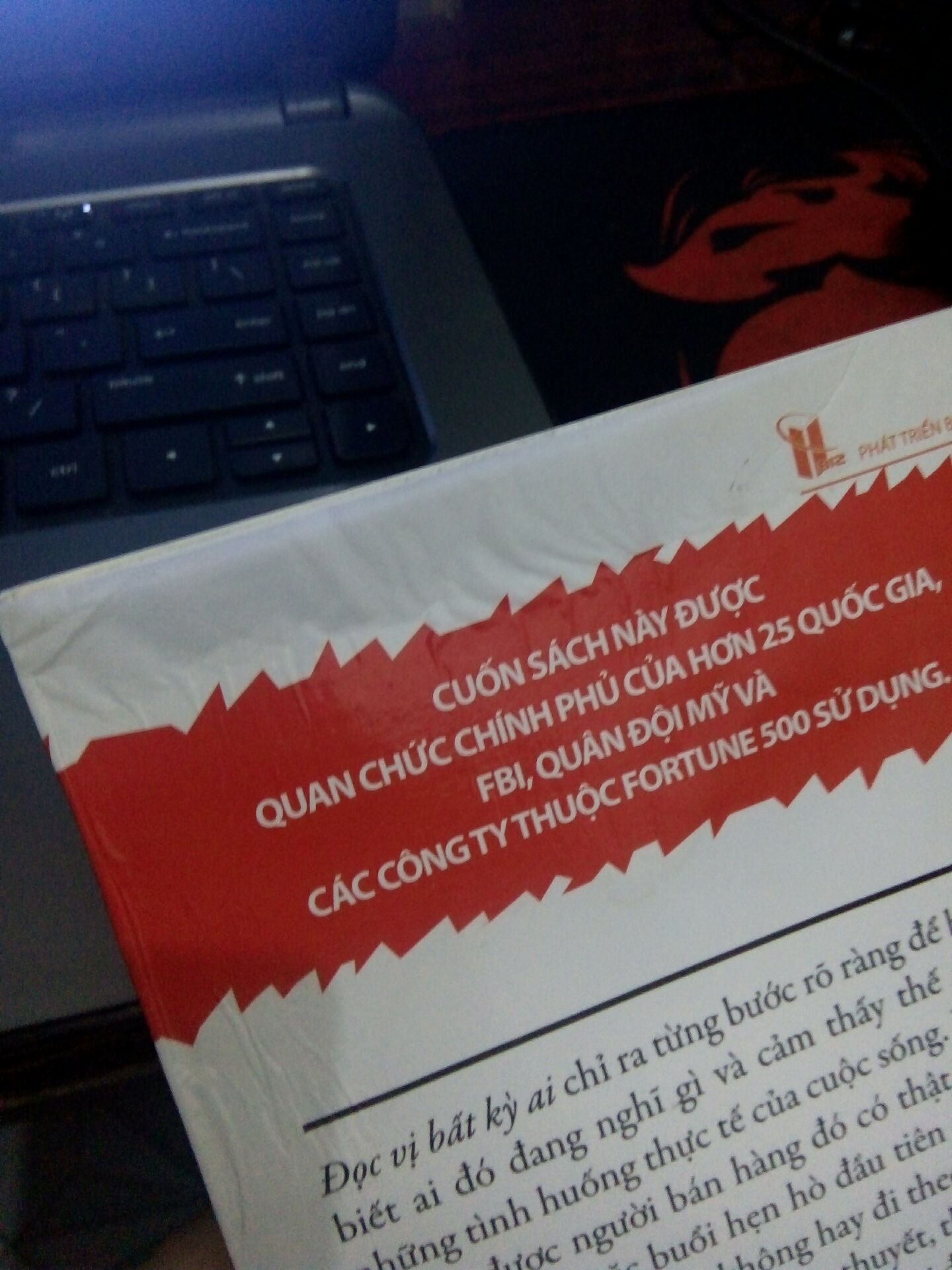 Mình mua hàng trên Tiki lâu rồi, cũng trên dưới 50 đơn hàng, rất tin tưởng Tiki nhưng lần này mình thất vọng quá ??
Sách mình vừa nhận khỏi tay, vừa khui ra đang định đọc thì thấy bìa sau sách có vấn đề. Có lẽ quyển sách bị ướt bìa sau nhưng k phát hiện ngay nên nước làm bong phần nilon ngoài bìa :((( 
Mình rất thất vọng. Vì mình là đứa rất trân trọng sách, hễ mà có chút trầy xước cũng suýt xoa rồi, nên là thấy vậy mình thực sự rất không vui :((
Haizz, mong Tiki chú ý hơn khi đóng gói nhé. Mọi vấn đề khác đều ok, vẫn ủng hộ Tiki, chỉ mong k có lần sau....