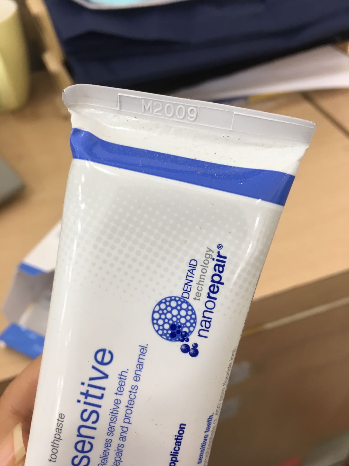 Chưa dùng nên chưa biết chất lượng ra sao nhưng vỏ hộp thì móp méo nát và bụi bẩn, tuýp kem đánh răng bên trong hộp giấy cũng bẹp và phủ 1 lớp bụi. Trong khi hộp của tiki thì phẳng phiu không 1 góc bẹp. Tuy nhiên lớp giấy bạc bên trong nắp tuýp thì còn nguyên và date chưa hết (SX NĂM 2009 ?)
Dù sao cũng khiến mình hoang mang về mặt hàng này, cảm thấy độ tin tưởng không cao!
Nói chung là không hài lòng tẹo nào với 1 tuýp kem đánh răng gần 200k
