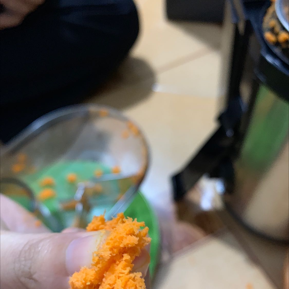 Hàng chất lượng, xem review thấy nghe bảo vắt k khô lắm, nhưng hàng xài xịn xò ngoài sức tưởng tượng. Săn được giá hạt dẻ và được tặng thêm chảo chống dính tefal.
Nói chung 5* cho chất lượng và dịch vị nhé!