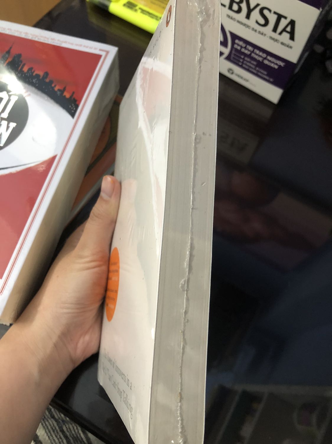 Hài lòng!
Giao hàng nhanh hơn dự kiến, đóng gói kĩ, có bọc giấy kính, sách tuy dày nhưng cầm rất nhẹ tay. Cảm ơn shop và Tiki!