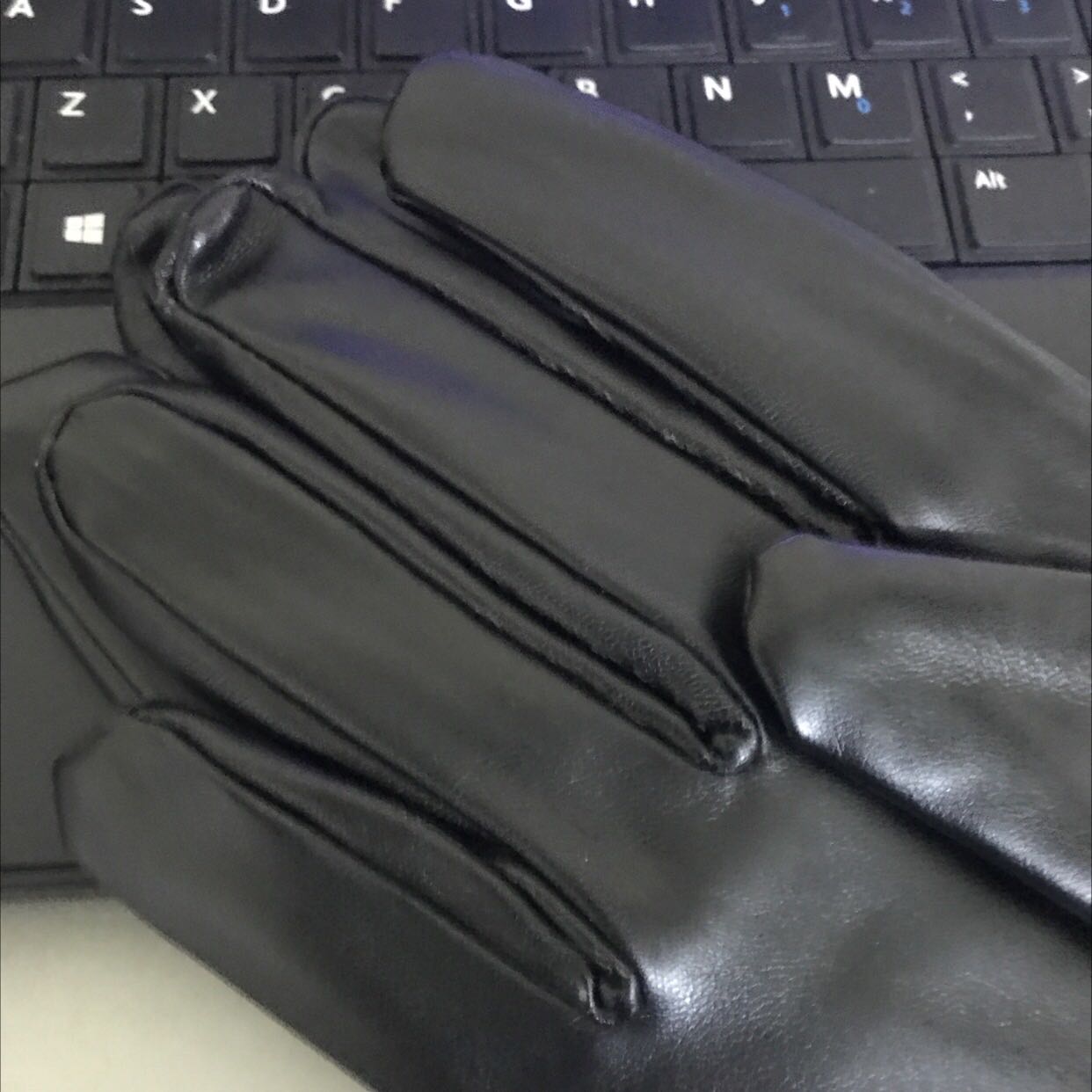 Găng tay da tốt dùng ok. Da mềm mại có lớp lót. Cảm ứng điện thoại tốt. Sản phẩm đáng mua. Ủng hộ shop 5 sao. Cảm ơn shop.