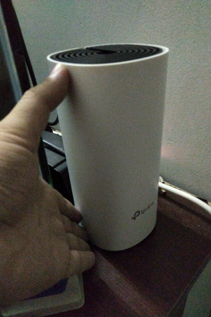 ngày trước nhà mình sài 1 cục router phát cho 2 lầu nên rất chập chờn.
Mình để cục router dưới lầu 1 thì lầu 2 lúc vô lúc ra, nên quyết định mua cái này về để mỗi lầu 1 cục xem có cải thiện được ko. 
kết quả thì hơn mong đợi, Wifi tràn ngập cả 2 lầu với tốc độ & độ ổn định cao, dĩ nhiên ko bằng cắm cáp trực tiếp nhưng cũng phải đâu đó 80-90% theo như bản thân trải nghiệm.
tuy nhiên, có 1 vấn đề cần lưu ý trước khi mua đó là khi sóng wifi của máy đi qua các vật cản như tầng lầu hay cửa thì độ phủ sóng bị giảm đi rất nhiều. cụ thể là ở 1 phòng của tầng 3 (qua 1 lầu và 2 cửa) thì mình hầu như không bắt được sóng. (cục mesh để ở tầng 2) ngày trước nhà mình sài 1 cục router phát cho 2 lầu nên rất chập chờn.
Mình để cục router dưới lầu 1 thì lầu 2 lúc vô lúc ra, nên quyết định mua cái này về để mỗi lầu 1 cục xem có cải thiện được ko. 
kết quả thì hơn mong đợi, Wifi tràn ngập cả 2 lầu với tốc độ & độ ổn định cao, dĩ nhiên ko bằng cắm cáp trực tiếp nhưng cũng phải đâu đó 80-90% theo như bản thân trải nghiệm.
tuy nhiên, có 1 vấn đề cần lưu ý trước khi mua đó là khi sóng wifi của máy đi qua các vật cản như tầng lầu hay cửa thì độ phủ sóng bị giảm đi rất nhiều. cụ thể là ở 1 phòng của tầng 3 (qua 1 lầu và 2 cửa) thì mình hầu như không bắt được sóng. (cục mesh để ở tầng 2)