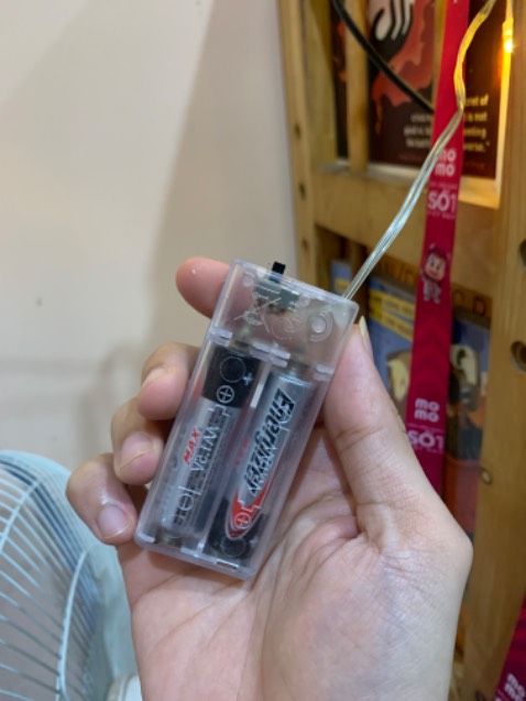 Đơn giản, dễ sử dụng, lúc giao dây dài được cuộn lại khá dễ tháo. 
Ánh sáng vừa phải. Sử dụng 2 pin 2A.