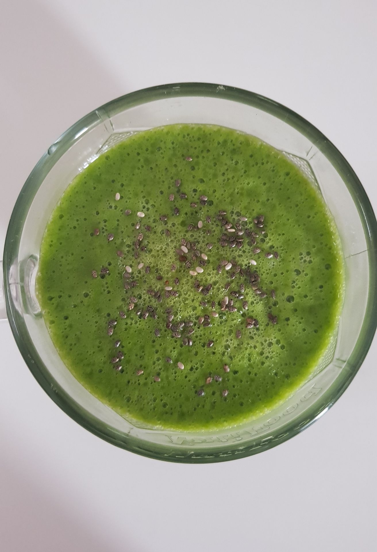 Đóng gói kĩ, có mã bảo mật nữa. Máy xay tốt, các chế độ lạnh đều ok, chế độ nóng thì mình thấy nấu sữa hạt các lại cũng khá ổn, nên cho ít nước hơn như hướng dẫn nếu ko sẽ hơi loãng, cũng co thể do mình ko dùng chính xác 100% như trong sách hd ghi, tại mình thích uống sữa sệt hơn. Nấu súp mình thấy ko ổn do mình nấu bị cháy dưới đáy do mặc định nấu 45 phút, chế độ trà thảo mộc cũng nấu 45 phút nên mình ko ưu tiên lắm do tốn điện lắm nhưng mn cứ thử xem sao. Máy khá nặng do cối thủy tinh chắc chắn, tiếng ồn cũng khá to đó do phòng mình dt nhỏ, bạn nào ở nhà to hơn chắc sẽ đơn. Nhưng dù sao cũng đáng mua nhé mn. Mình đã sử dụng hết qua các chức năng mới đánh giá để mn tham khảo nha.