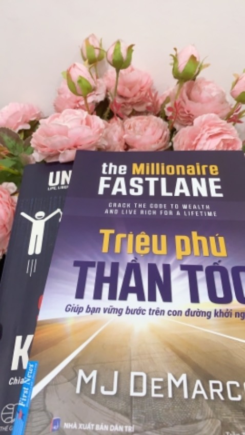 1 cuốn sách khai sáng tuyệt vời mà mình từng đọc 👍👍👍
Mua cả 2 cuốn “Triệu phú thần tốc” và “ sứ mệnh khởi nghiệp”-> 2 cuốn sách rất hay về khởi nghiệp. 
Tác giả sách MJ Demarco còn 1 cuốn sách thứ 3 là cuốn “The Great Rat Race Escape” xem trên các kênh review Youtube cũng rất hay nhưng tiếc là chưa có bản dịch tiếng việt 
Cảm ơn anh Trần Thái Sơn đã dịch 2 cuốn sách xuất sắc ( hi vọng cuốn sách thứ 3 của tác giả sẽ sớm được dịch và bán tại VN  ạ) 🤩🤩🤩
Vote sách 100 sao ⭐️⭐️⭐️⭐️⭐️⭐️