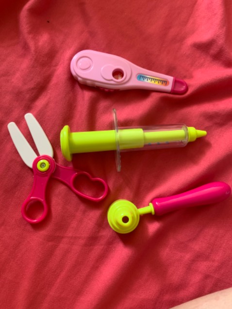 Đồ chơi đẹp, bé rất thích, kích thước lớn chứ k phải bé xíu nha, cho 2 chị e cùng chơi đc