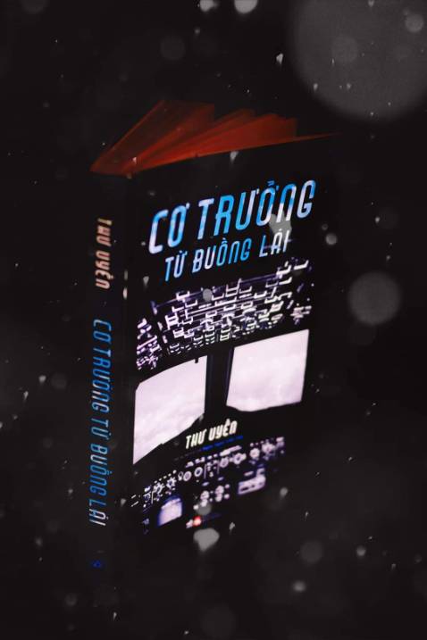 CƠ TRƯỞNG TỪ BUỒNG LÁI- Không màu và những năm tháng hành hương. 

Bằng một cơ duyên nào đó, quyển sách này đã đến tay mình tối đêm qua và mình đã bước lên chuyến bay đến tận 2h sáng bởi hành trình đi cùng cơ phó quá đỗi thú vị. 

Quyển sách này gợi nhớ về miền trời ấu thơ tươi đẹp khi những đứa trẻ con háo hứng khi nghe tiếng động cơ và đợi chờ được ngắm nhìn chú chim sắt bay lượn trên bầu trời tự đo. Má cũng từng ước mình có cơ hội được đi máy bay khi mình còn bé trong vô vàn ước mơ mà má mong cầu mình đạt được. 

Và Chàng trai, tác giả của quyển sách này đã từng rời ghế văn phòng, đến Pháp tham gia khoá học phi công. Từ những trải nghiệm mới mẻ trong các khoá học cho đến những giờ bay thực tế CƠ TRƯỞNG TỪ BUỒNG LÁI ra đời, hé lộ  không chỉ câu chuyện thú vị về nghề lái mà còn bày ra những hành trình nhiều cảm xúc xoay quanh chuyện đời chuyện nghề. 

Có thể lầm tưởng quyển sách này sẽ khô khan và tập trung hoàn toàn vào yếu tố kỹ thuật nhưng khi đi trọn vẹn hành trình bay, độc giả sẽ có những trải nghiệm vô cùng thú vị và chứa đựng nhiều cảm xúc bằng lối viết mềm mại, chân tình của tác giả. 

Thư Uyển, một cái tên hoàn toàn xa lạ đến với độc giả bằng tác phẩm đầu tay khi trình hiện nghề bay, biến những chú chim sắt tung cánh tự do với thứ màu dung dị và ngập tràn ước vọng. 

Nếu Saint- Exupéry, phi công nhà văn đã có một Hoàng Tử Bé vang danh khắp thiên hạ thì Thư Uyển khiêm cung, góp nhặt những câu chuyện từ những chuyến bay, những hành trình bất tận và chọn một góc trên chiếc máy bay, Buồng Lái nơi khát vọng tuổi trẻ đi cùng nỗi trống vắng lạ thường với những chuyến bay đêm mắt đỏ vì thèm ngủ. 

"Và nếu em bay qua Montepellier, nhìn xuống mà thấy một câu trai (trẻ), sau những chuyến bay, nghe Carla Bruni chạy bộ dọc các ruộng nho, tối về nấu cơm, đọc 1Q84 rồi đi ngủ, thì em biết, đó, là anh ngày trẻ"
28.***, Anh không màu và những năm tháng hành hương.