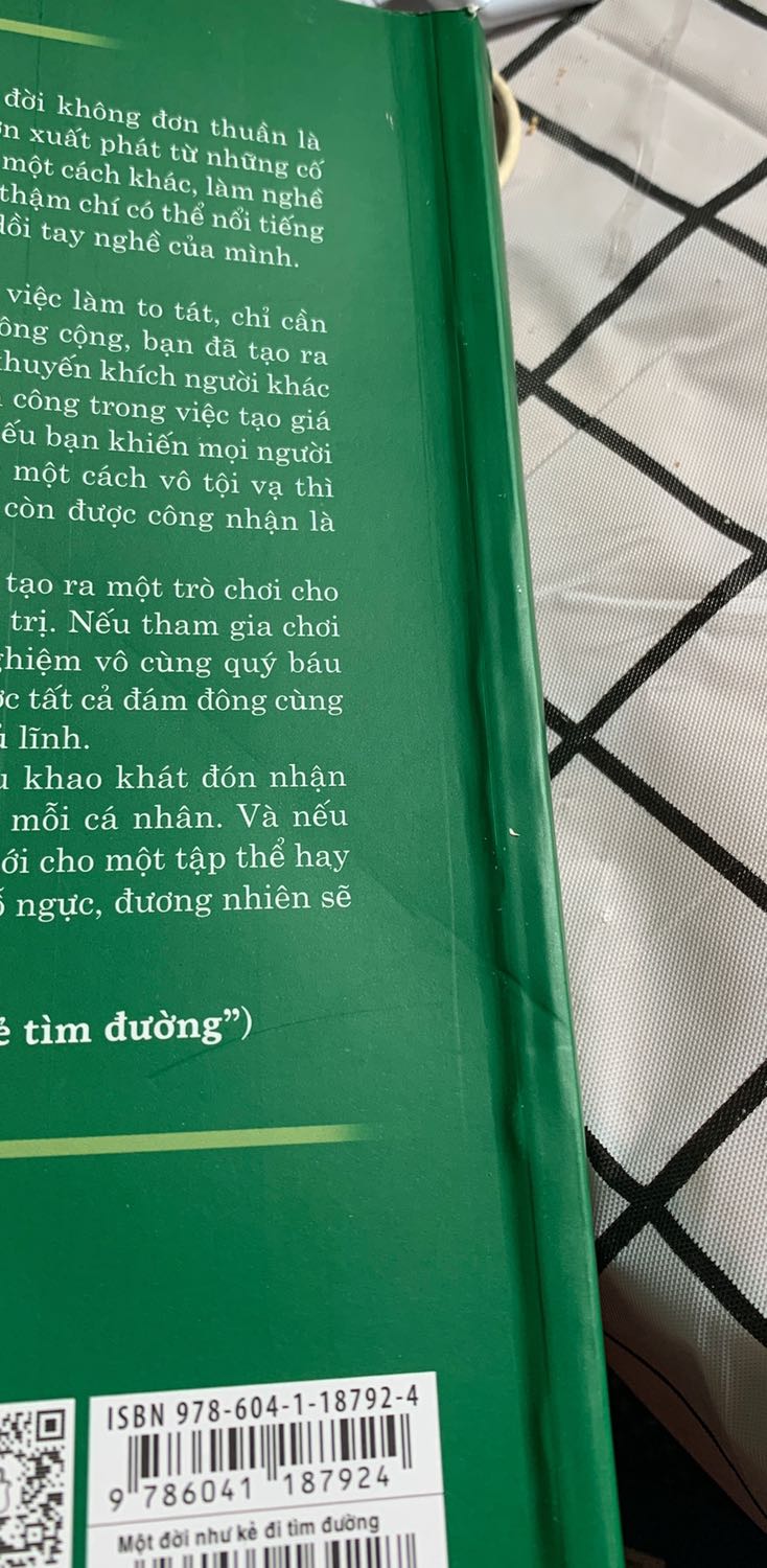 Sách mới. Giấy, bìa đều chất lượng. Nhưng gáy sách và giá đỡ thì nhăn nheo, chưa vừa ý ở điểm này. Còn lại đều hài lòng. Đặt hàng khoảng gần 4 ngày là có hàng (kể cả T7, CN) luôn.