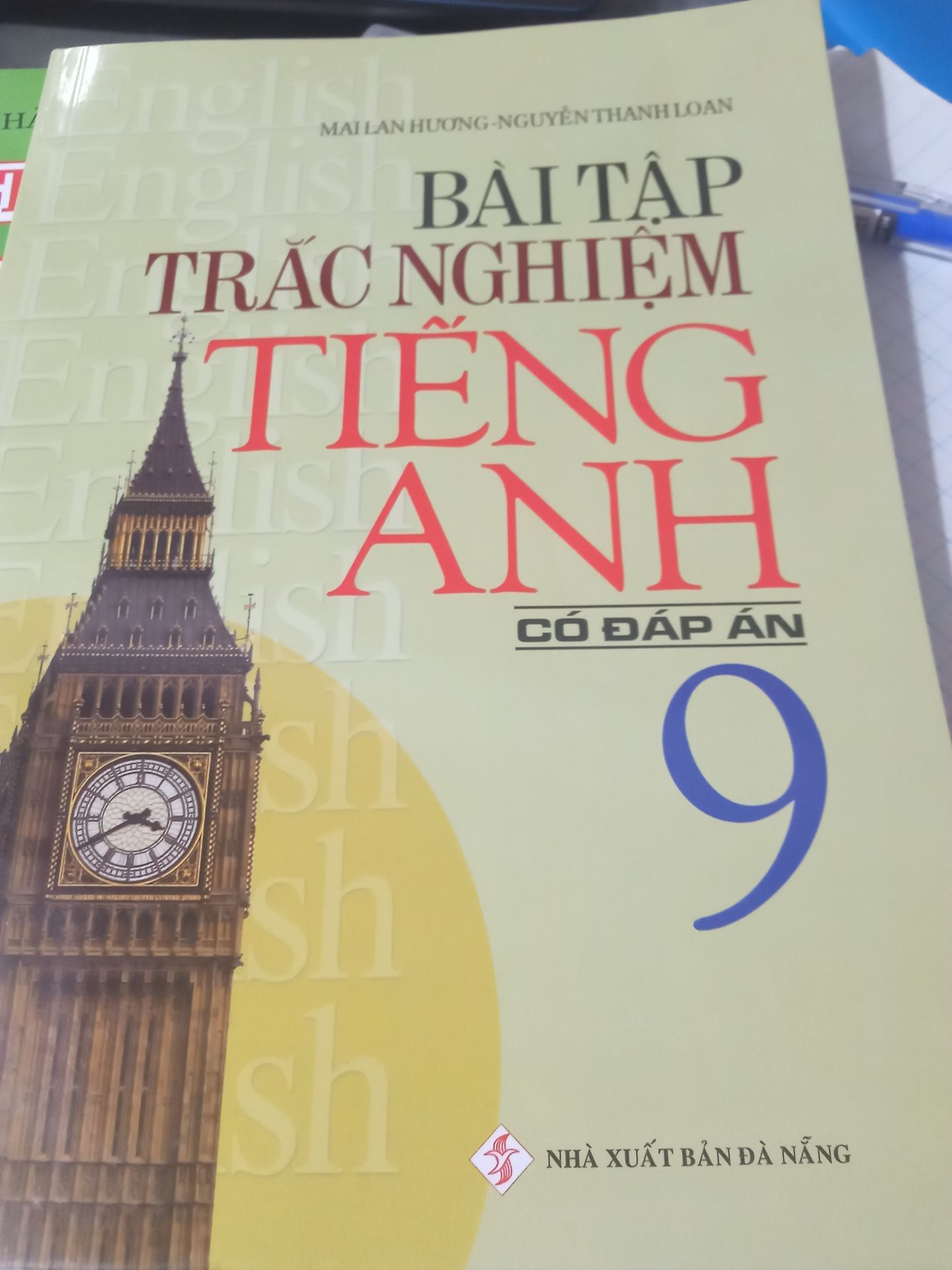 Mình rất hài lòng. Mình nghĩ là các bạn nhất định phải mua quyển này nha, rất tốt và nó khá dày (dày hơn quyển bài tập TA mình mua) nên nó có nhiều bài tập hơn để các bạn làm. rất tốt. Quyển này còn có 1 quyển bài tập TA nữa cùng tác giả nhưng mình ko mua quyển đó mà mua quyển của Mai Lan Hương- Hà Thanh Uyên, bởi vì  quyển mới này được soạn theo sách TA mới mà tụi mình đang học ở trường. Chốt lại là các bạn nên mua quyển bài tập trắc nghiệm này còn chọn quyển bài tập nào thì đó là tùy bạn. Cảm ơn các bạn đã đọc ?