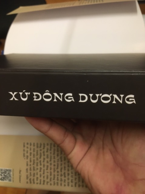 Giao hàng nhanh, sách đẹp, nội dung thì tuỳ cảm nhận mỗi cá nhân. Lưu ý: Ảnh số 1 là bìa bọc bên ngoài, ảnh số 2 mới là bìa sách thật và màu đen, rất đẹp.