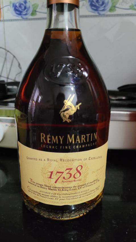 Tem nhãn hàng nhập khẩu đầy đủ. Dòng rượu này uống ổn, giao hàng nhanh. Cơ mà chai rượu 2 triệu lại không có hộp, trụi lủi. Shop nên ghi rõ không hộp để kh biết. Nếu mua đi tặng thì sao tặng được?!